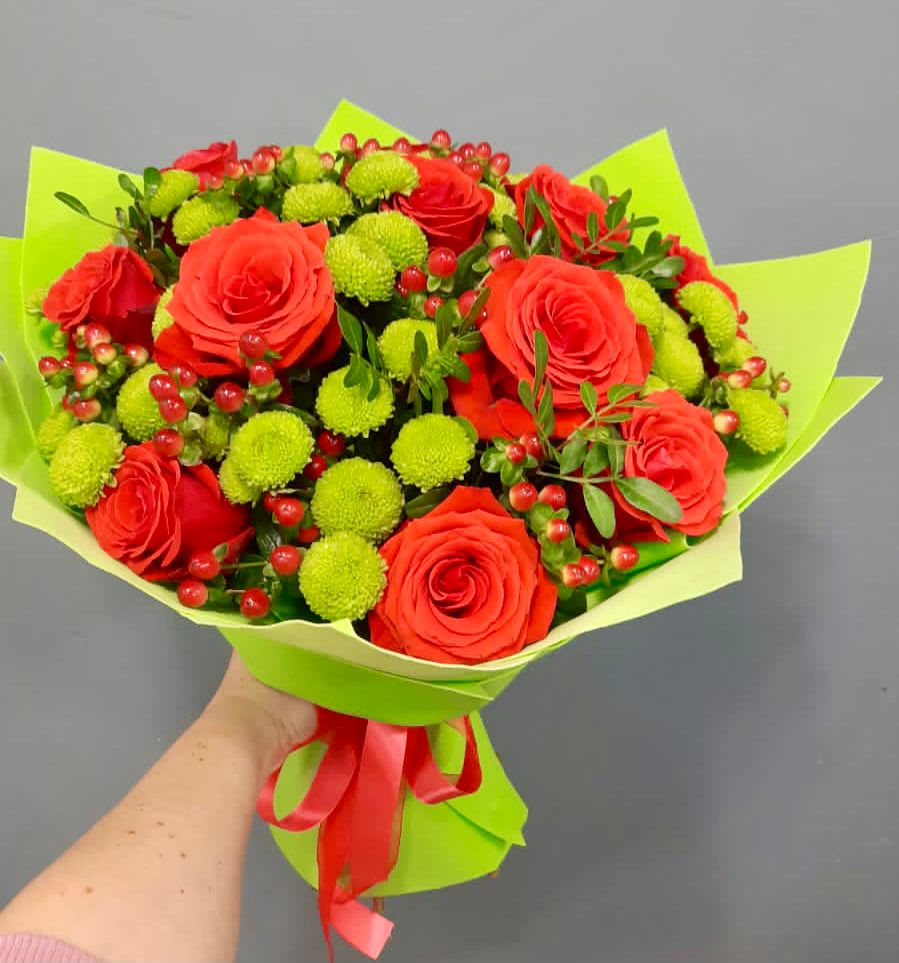 Букет цветов из: Хризантемы и Розы в Кесову Гору