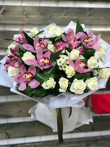 Букет цветов из: Розы и Хризантемы в Кесову Гору