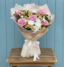 Букет цветов из:  Гвоздики, Орхидеи и Розы в Кесову Гору