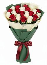 Букет Микс из красных и белых роз в Кесову Гору