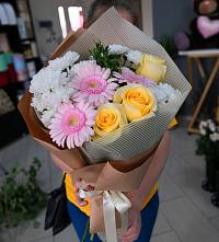 Букет цветов из:  Герберы, Розы и Хризантемы в Кесову Гору