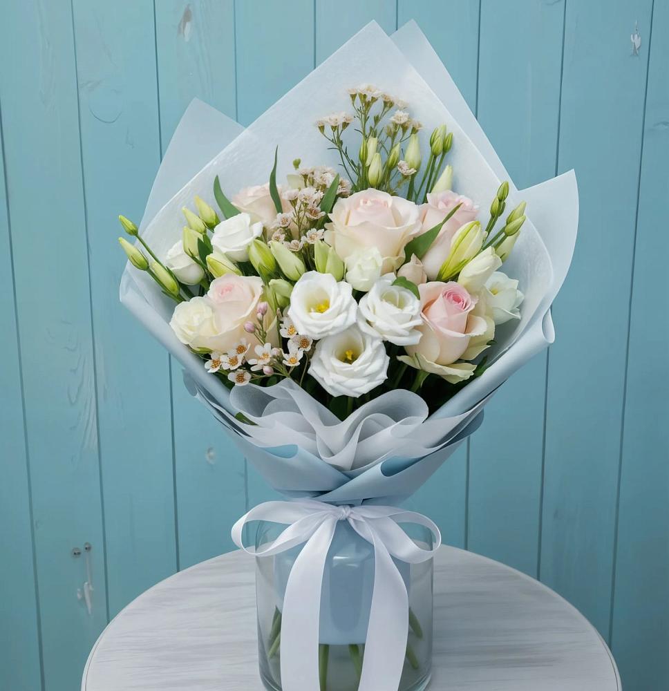 Букет цветов из: Розы и Лизиантусы в Кесову Гору