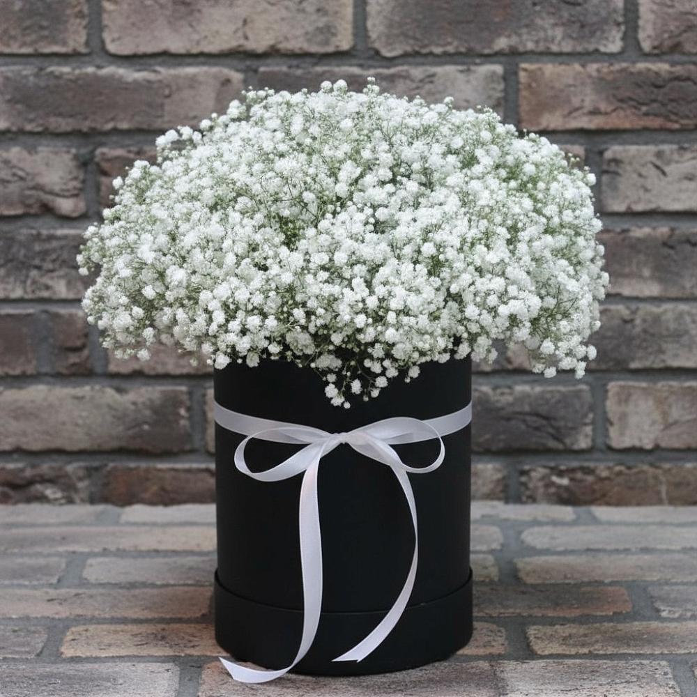 Цветочная композиция из Гипсофила в шляпной коробке в Кесову Гору