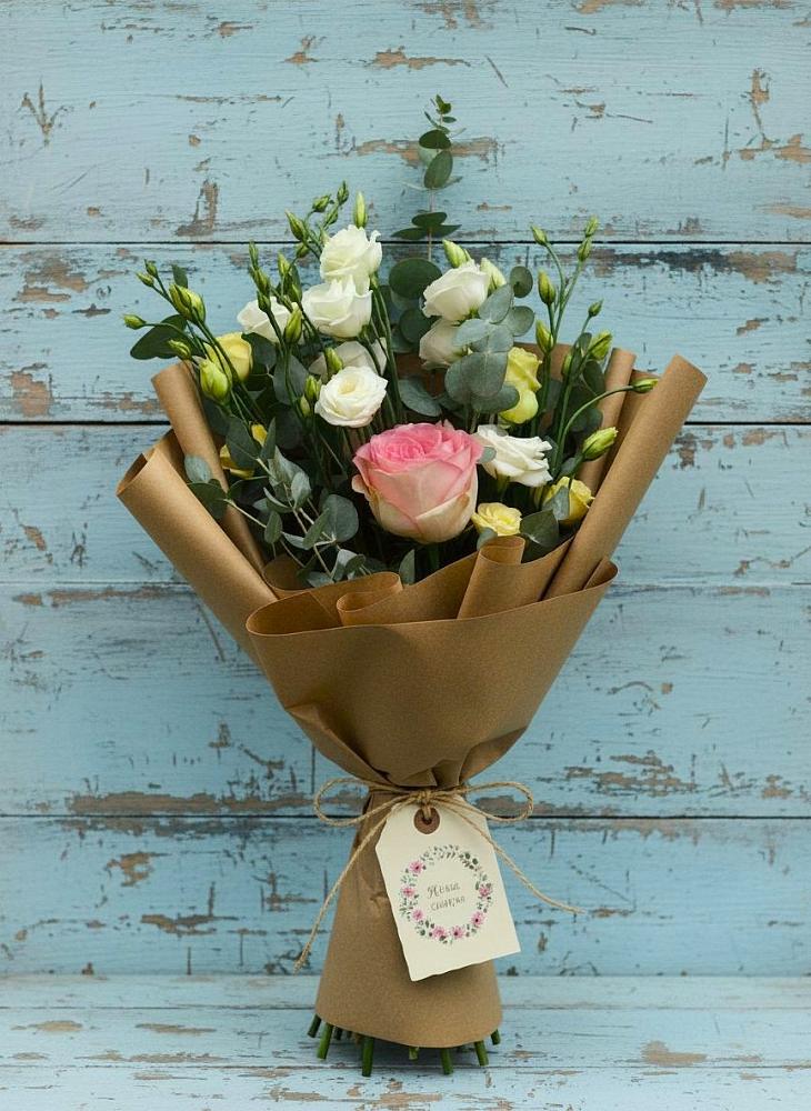 Букет цветов из: Розы и Лизиантусы в Кесову Гору