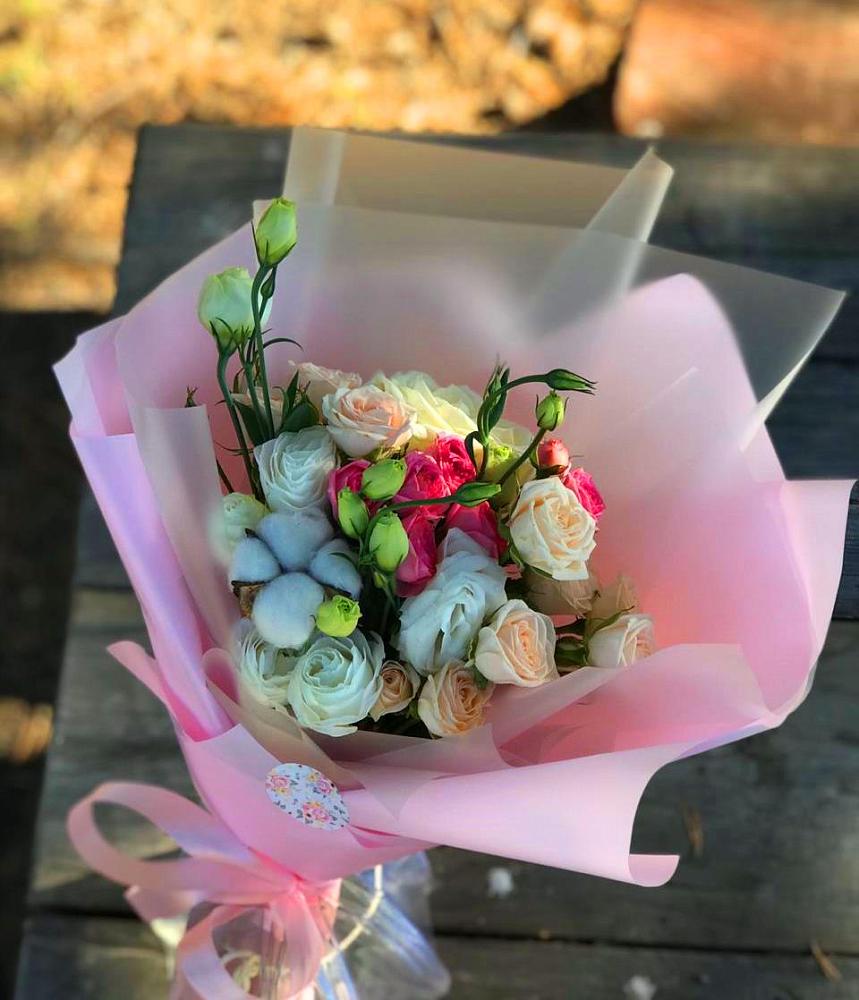 Букет цветов из: Розы и Лизиантусы в Кесову Гору