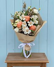 Букет цветов из:  Альстромерии, Лизиантусы, Розы и Хризантемы в Кесову Гору