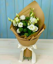 Букет цветов из:  Хризантемы и Лизиантусы в Кесову Гору