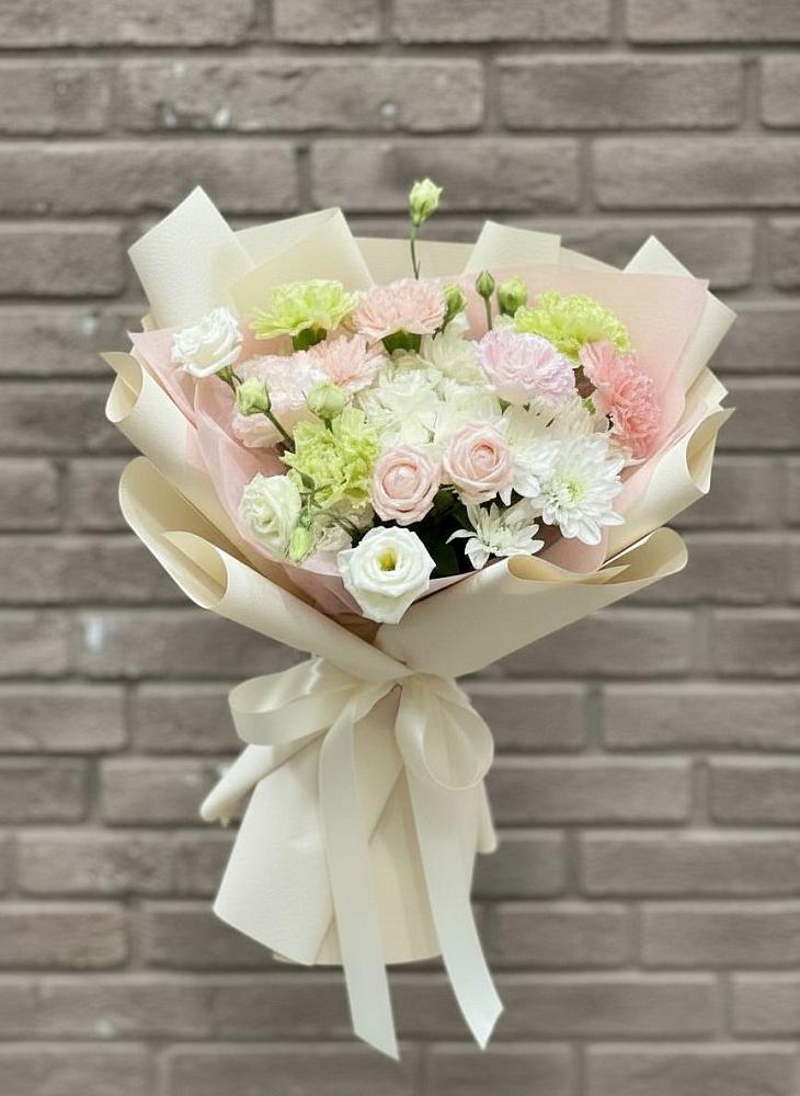 Букет цветов из: Гвоздики, Розы, Лизиантусы и Хризантемы в Кесову Гору