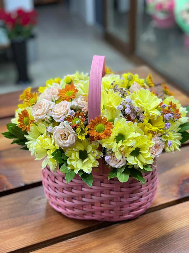 Цветочная композиция из Хризантемы и Розы в корзине в Кесову Гору