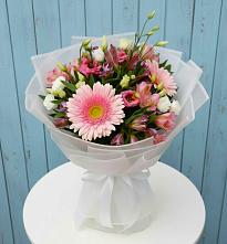 Букет цветов из:  Герберы, Альстромерии и Лизиантусы в Кесову Гору