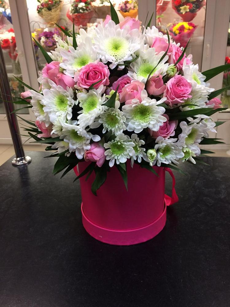 Цветочная композиция из Розы и Хризантемы в шляпной коробке в Кесову Гору