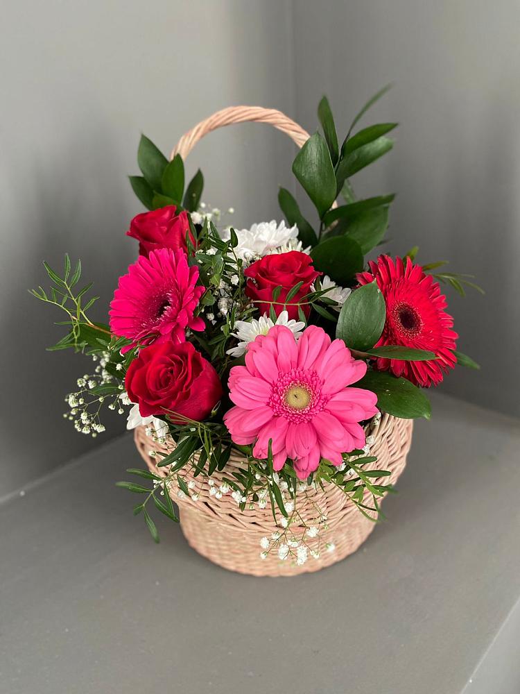 Цветочная композиция из Розы, Хризантемы и Герберы в корзине в Кесову Гору