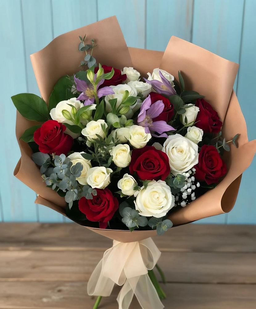 Букет цветов из: Розы и Альстромерии в Кесову Гору