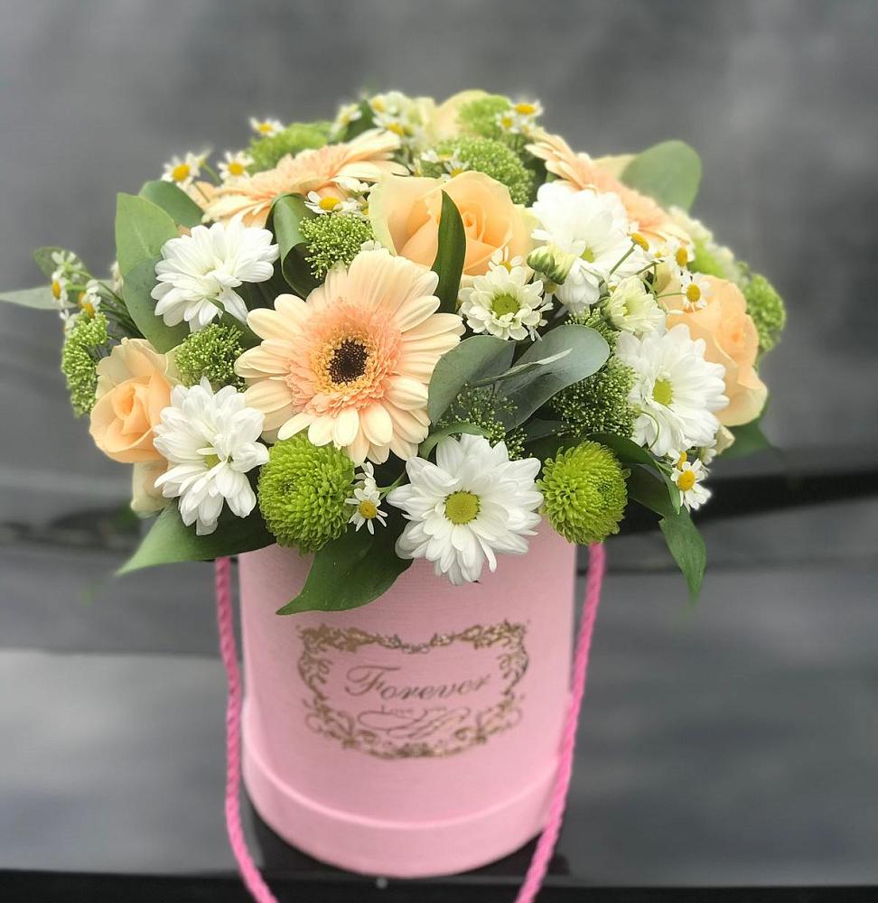 Цветочная композиция из Розы, Герберы и Хризантемы в шляпной коробке в Кесову Гору