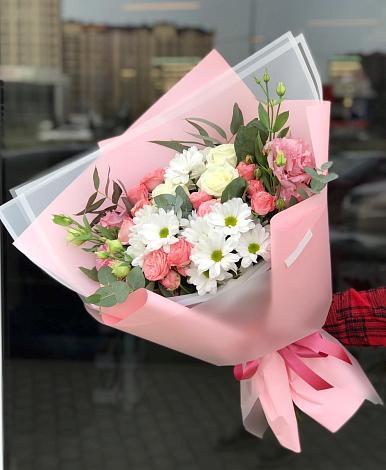 Букет цветов из: Розы, Лизиантусы и Хризантемы в Кесову Гору