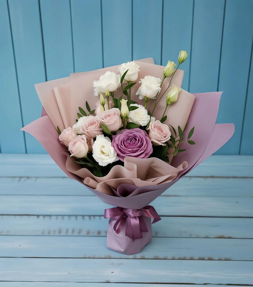 Букет цветов из: Розы и Лизиантусы в Кесову Гору